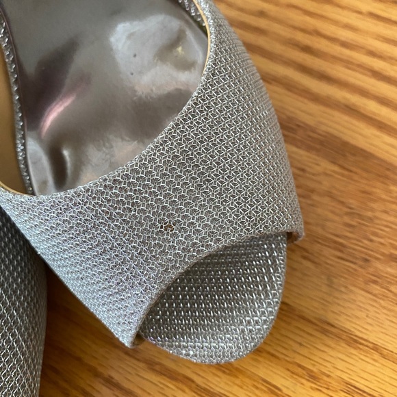 Badgley Mischka Silver Sparkle Platform Peep Toe Wedding Formal Pumps SZ 8.5 - Picture 10 of 12